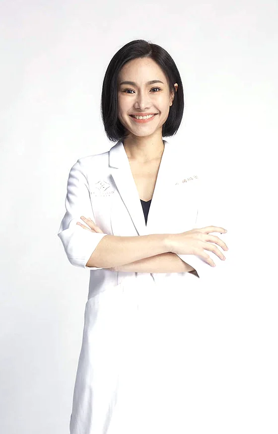 楊婉菱醫師個人照,身穿白袍雙手交叉